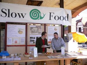 Wie Slow Food, Cittaslow und Massivholzküchen zusammenhängen und der Beitrag von BR2 zum Thema