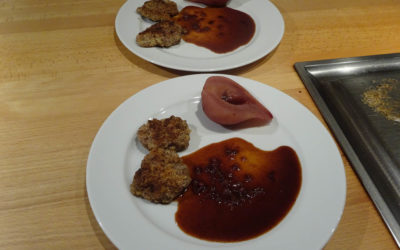 Schnitzeljagd als Reh-Inkarnation – Schnitzel vom Rehrücken in Haselnusskruste, Preiselbeersauce und Rotweinbirne