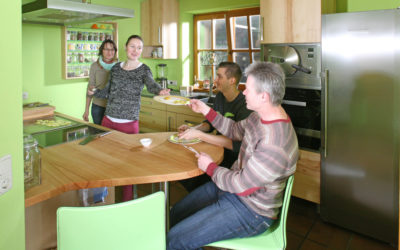 Fototermin in der Massivholzküche von Familie Hetzel in Buche mit Grün